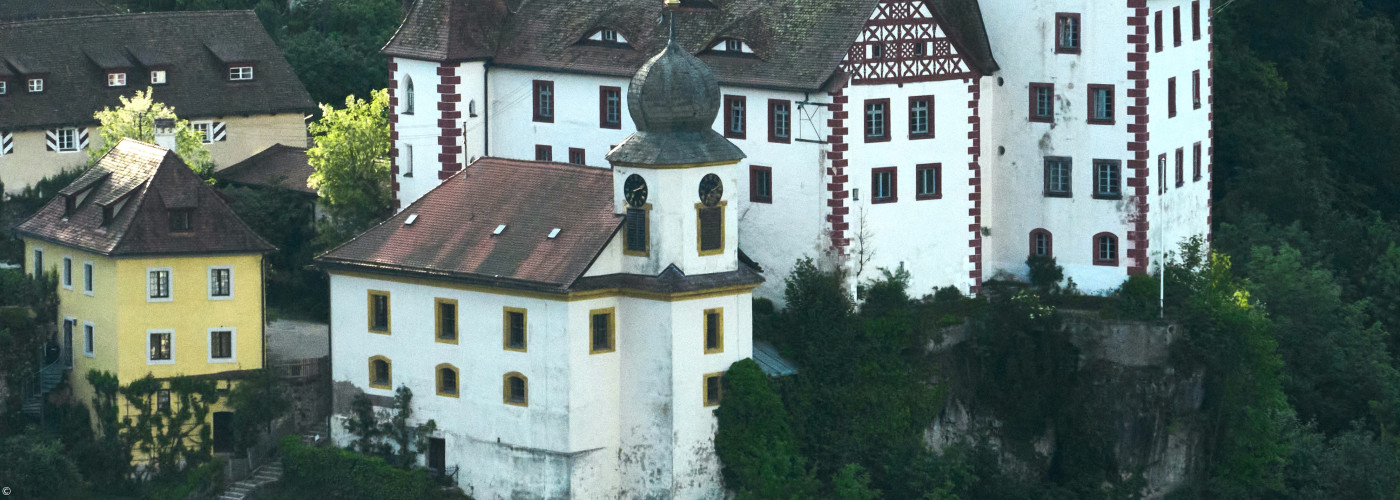 Egloffstein Kirche und Burg Nahaufnahme mit Bäumen